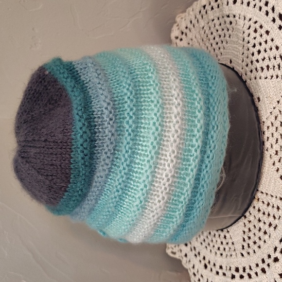 PrAna Winter Hat Green Ombre Colors Flower Detail Beenie - Picture 4 of 7